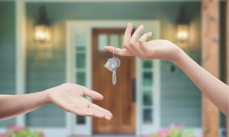 Hausverwalter übergibt einem neuen Mieter den Hausschlüssel